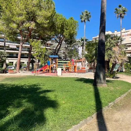 Spacieux F2 Climatise Proche De La * Αντίμπ