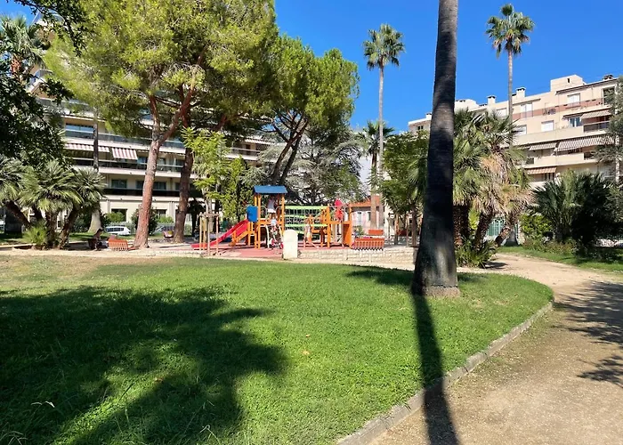 Spacieux F2 Climatise Proche De La * Αντίμπ